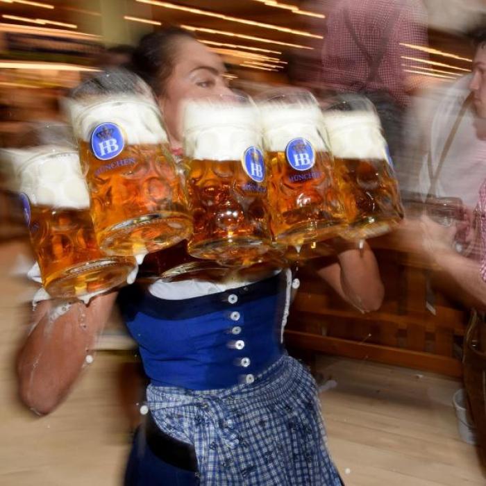 Halbnackte Promis und Nazi-Lieder - DIESE Wiesn-Skandale schockten!