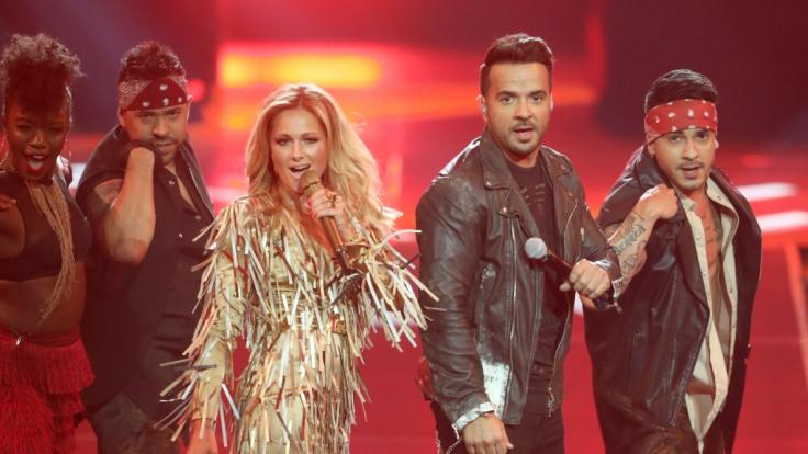Helene Fischer singt im Duett mit Luis Fonsi auf Spanisch.
