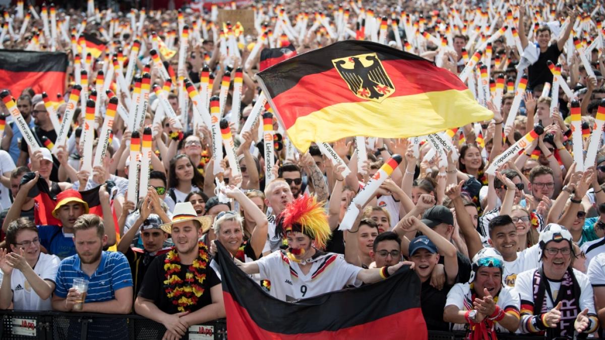 In zahlreichen deutschen St&auml;dten wird es (wie hier bei der Fu&szlig;ball-WM 2018) wieder Public Viewing w&auml;hrend der UEFA Euro 2024 geben. (Foto)