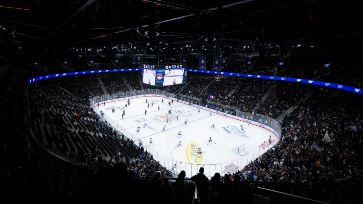 Er&ouml;ffnung der Sportarena SAP Garden mit dem Eishockeyspiel zwischen dem EHC Red Bull M&uuml;nchen und dem NHL-Team Buffalo Sabres. Die Spieler von M&uuml;nchen und von Buffalo w&auml;rmen sich auf. (Foto)