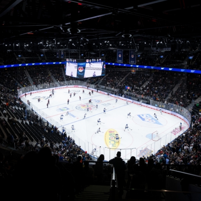 Eröffnung der Sportarena SAP Garden mit dem Eishockeyspiel zwischen dem EHC Red Bull München und dem NHL-Team Buffalo Sabres. Die Spieler von München und von Buffalo wärmen sich auf.