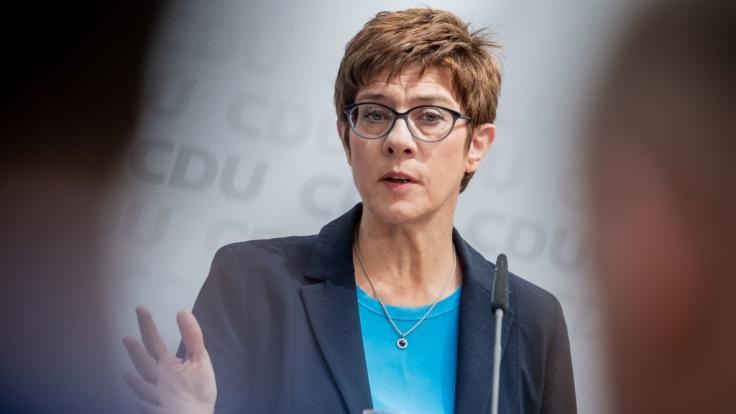 AKK fordert Regeln für Meinungsmache im Netz.