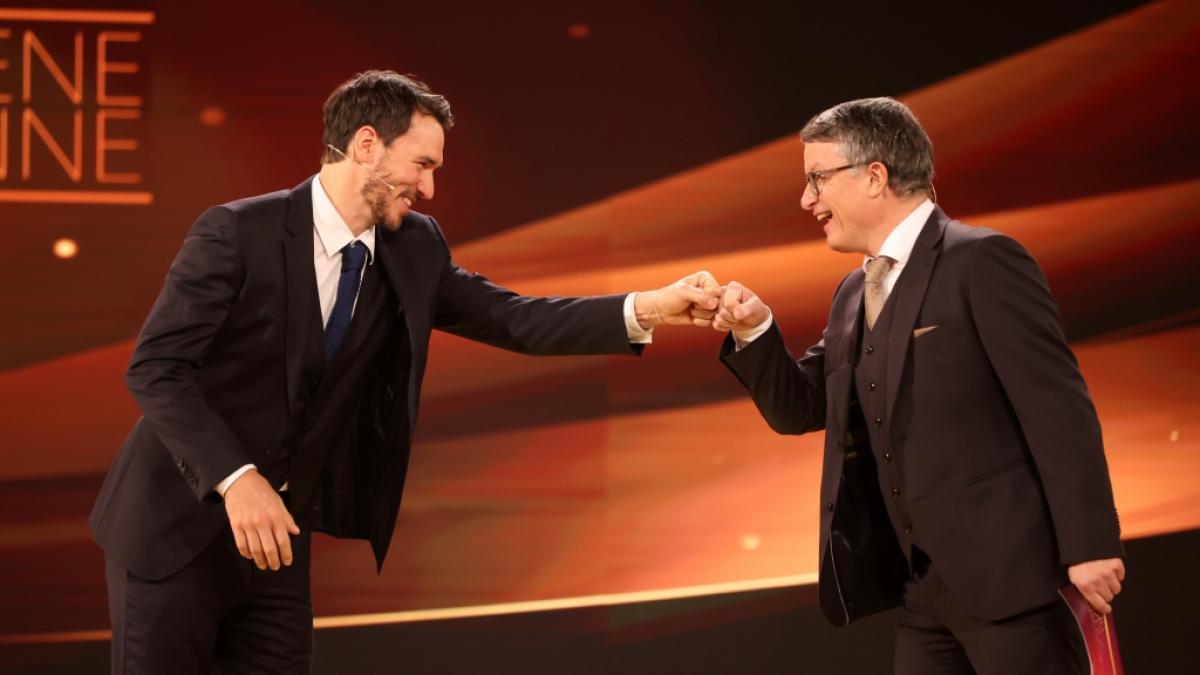 Der ehemalige Skirennfahrer Felix Neureuther (l) und Sportkommentator Bernd Schmelzer stehen bei der Fernsehgala "Goldene Henne" auf der B&uuml;hne. (Foto)