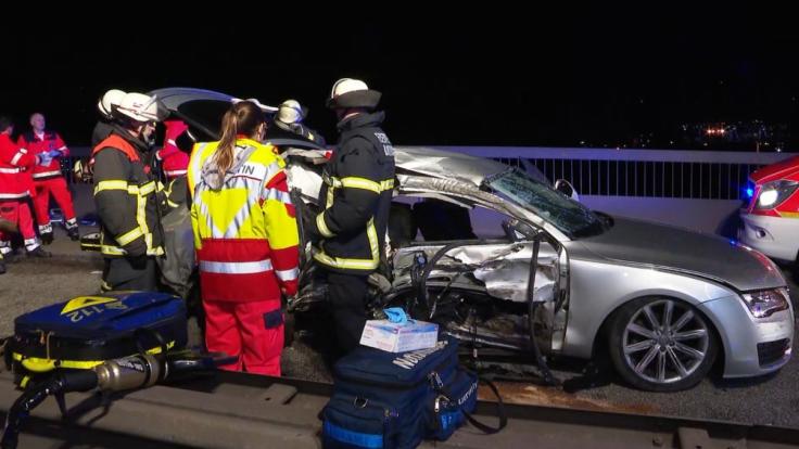 Feuerwehrleute sind nach einem Unfall auf der Köhlbrandbrücke im Einsatz.