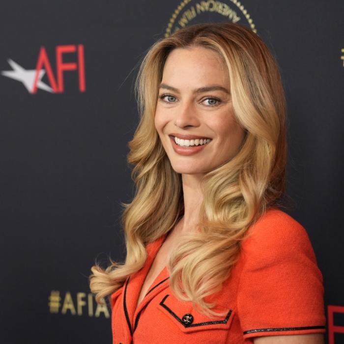 Feuriger Look! SO stiehlt sie bei den Critics Choice Awards 2024 die Show