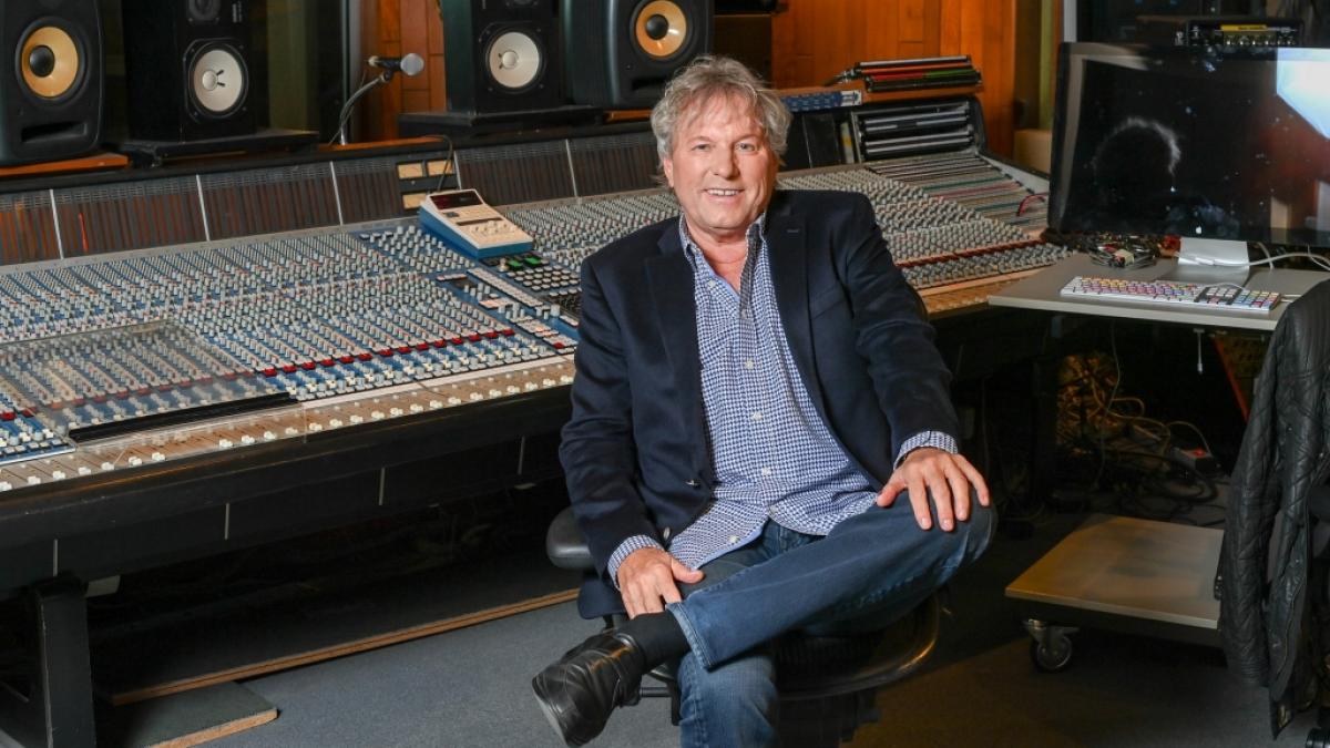 S&auml;nger Bernhard Brink sitzt in den Hansa Studios im Tonstudio. (Foto)