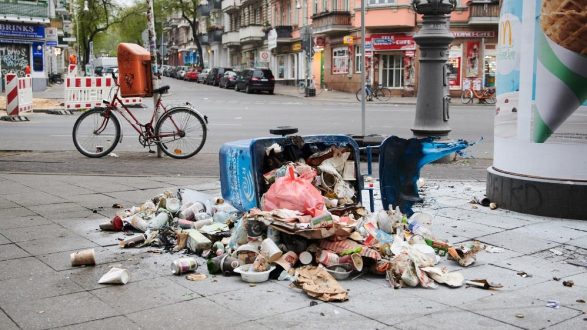 Nach weitgehend friedlichen Demonstrationen am 1. Mai in Berlin ist es am Abend bei einem Aufzug zu gewaltsamen Auseinandersetzungen gekommen. (Foto)