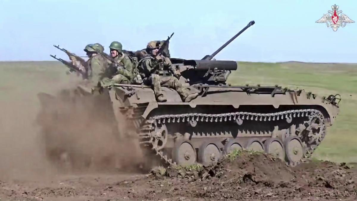 Das Foto, welches vom russischen Verteidigungsministerium zur Verf&uuml;gung gestellt wurde, zeigt einen russischen Panzer besetzt mit Soldaten (Symbolbild). Ein &auml;hnliches Modell wie dieses wurde unl&auml;ngst von der Ukraine zerst&ouml;rt. (Foto)