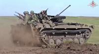 Das Foto, welches vom russischen Verteidigungsministerium zur Verfügung gestellt wurde, zeigt einen russischen Panzer besetzt mit Soldaten (Symbolbild). Ein ähnliches Modell wie dieses wurde unlängst von der Ukraine zerstört.