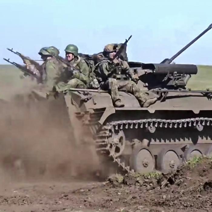 Russen-Panzer von Drohne zerlegt - Video zeigt gnadenlose Zerstörung