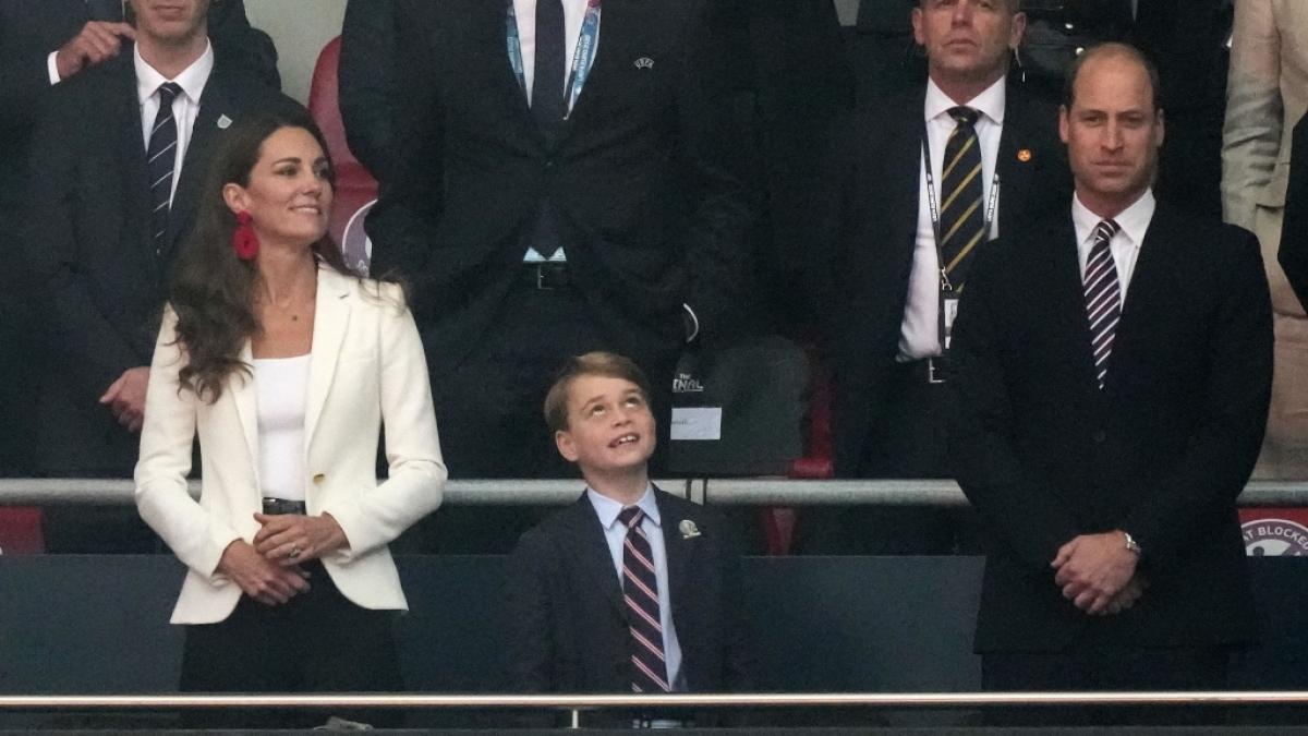 Kleiner Royal beim Fu&szlig;ballspiel: Auf Schlips und Kragen h&auml;tte Prinz George liebend gern verzichtet, als er mit Kate Middleton und Prinz William das EM-Endspiel zwischen England und Italien verfolgen durfte. (Foto)