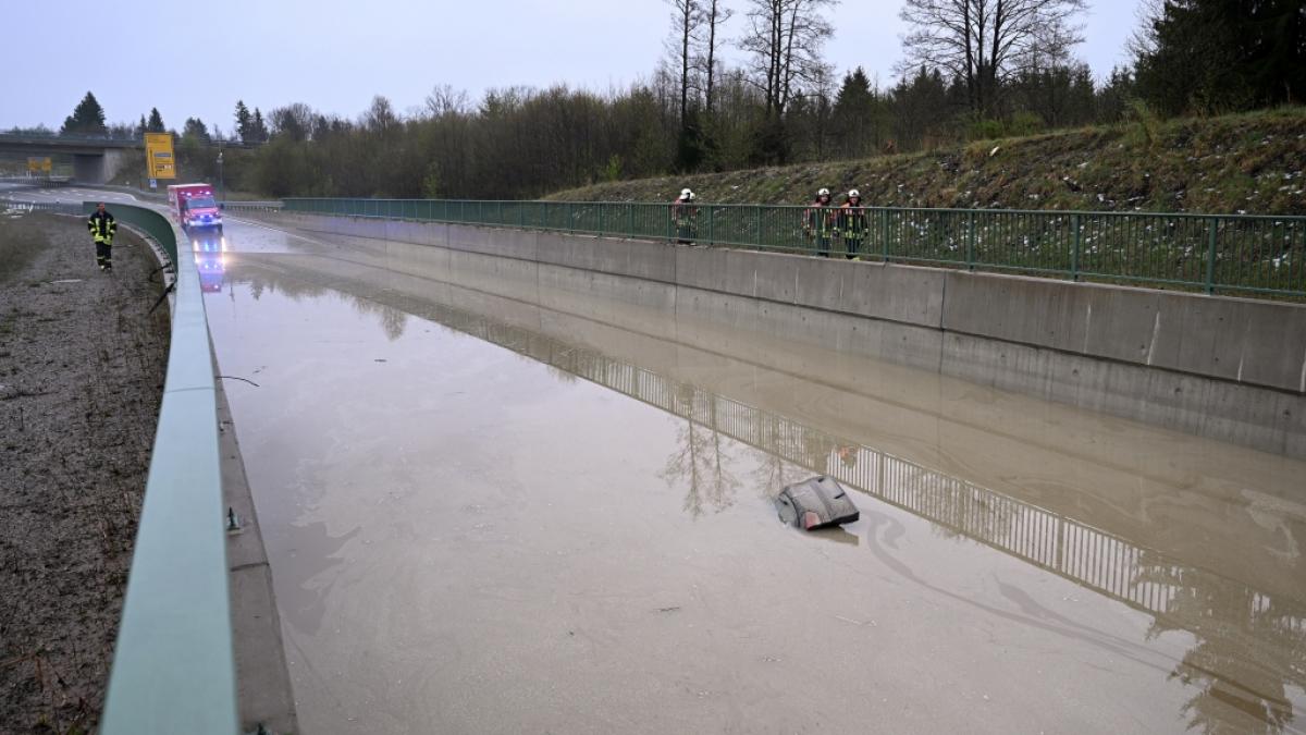 Schwere Unwetter sorgten in Bayern f&uuml;r &uuml;berflutete Stra&szlig;en. (Foto)