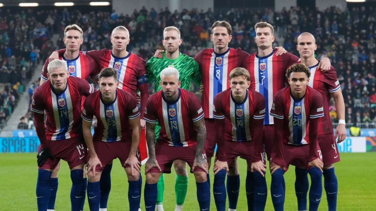 Norwegische Spieler stellen sich vor dem UEFA-Nations-League-Fu&szlig;ballspiel zwischen Slowenien und Norwegen im Stozice-Stadion in Ljubljana f&uuml;r ein Mannschaftsfoto auf. Norwegen nimmt an der Fu&szlig;ball-WM 2026 teil, am 14.11.2024. (Symbolbild) (Foto)