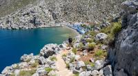 Auf diesem Küstenwanderweg auf der griechischen Insel Symi verschwand der britische TV-Arzt Dr. Michael Mosley spurlos (Symbolfoto).