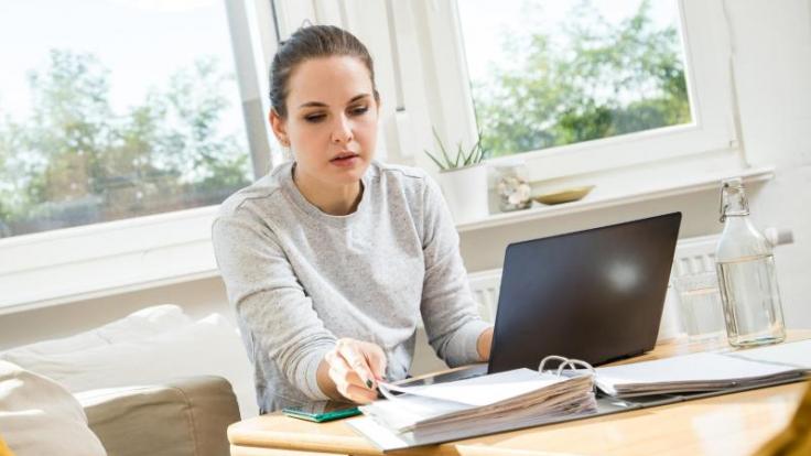 Neu für die Steuererklärung 2020 ist die Homeoffice-Pauschale. Dafür können oft nur weniger Fahrtkosten zur Arbeit geltend gemacht werden.