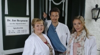 Gemeinsam mit Schwester Gertrud (Franziska Troegner, links) und Anja Steinwehr (Lea Fassbender) schmeißt er die Praxis in dem kleinen Ort an der Ostsee.