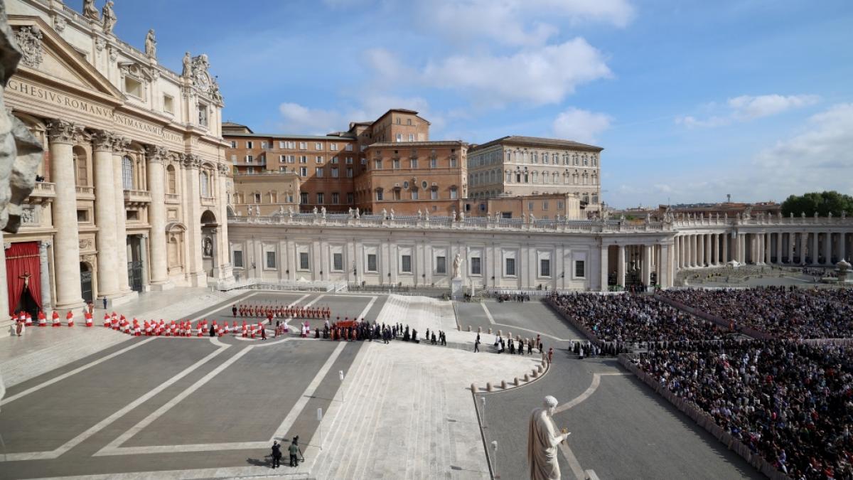 Der Leichnam von Papst Franziskus wurde im offenen Sarg &uuml;ber den Petersplatz zum Petersdom &uuml;berf&uuml;hrt. (Foto)