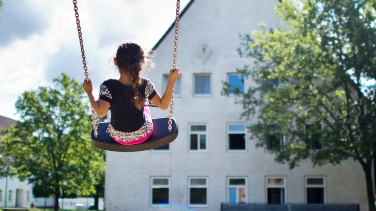 Grünen Politiker Janecek spricht sich für eine Unterstützung von Bürgern aus, die Flüchtlinge bei sich aufnehmen. 20 Euro pro Tag sollen sie erhalten. Ein Betrag von 600 Euro und ein Vorschlag, der definitiv für Aufsehen sorgt.
