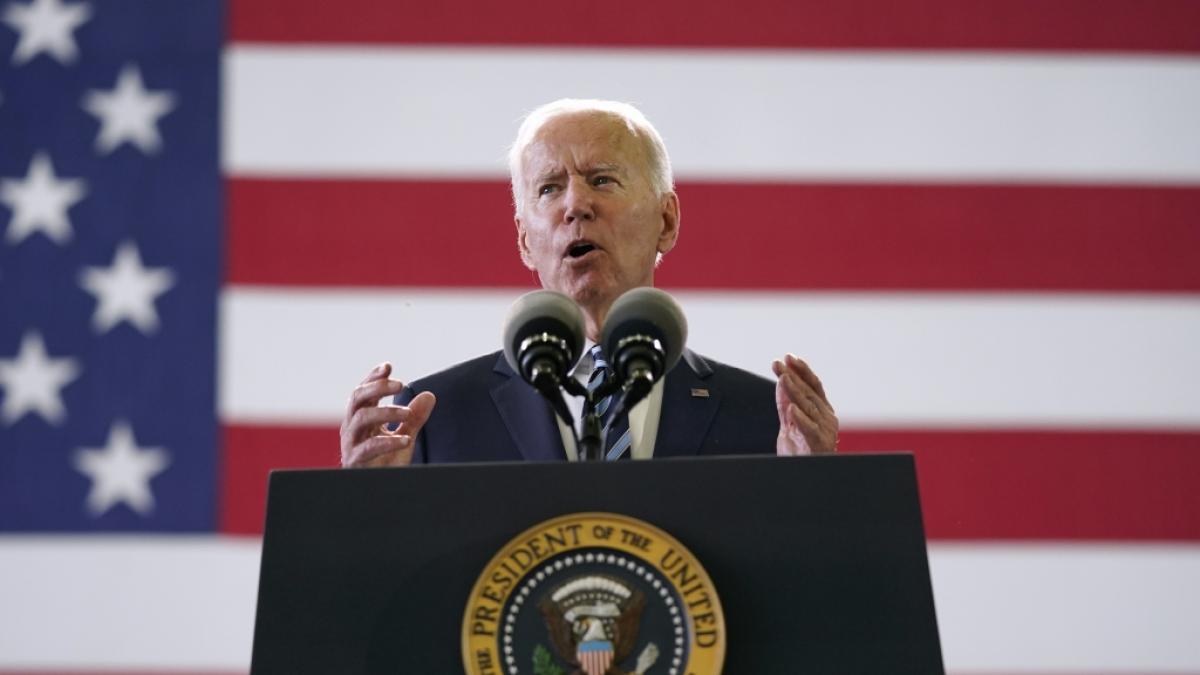 Joe Biden&nbsp;spricht auf der Royal Air Force Station Mildenhall vor Mitgliedern des US-Milit&auml;rs. (Foto)