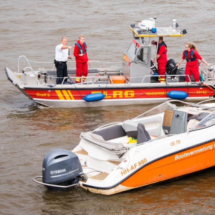 Rettungseinsatz durch Bootsunfall in der Elbe