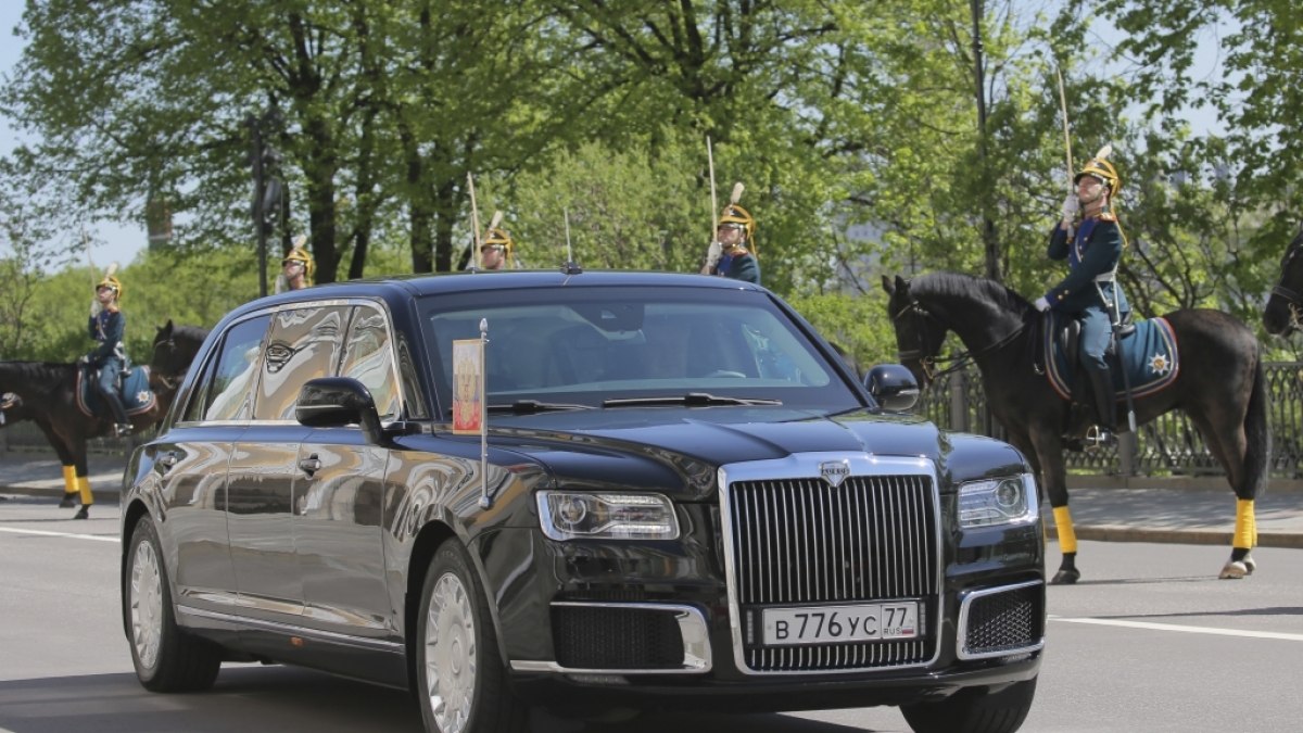 Bei Wladimir Putins Amtseinf&uuml;hrung im Jahr 2018 wurde die kugelsichere Luxus-Limousine erstmals der &Ouml;ffentlichkeit vorgestellt. (Foto)