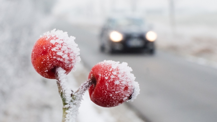 Frost und gefrierende Nässe sorgen für Glätte auf den Straßen.