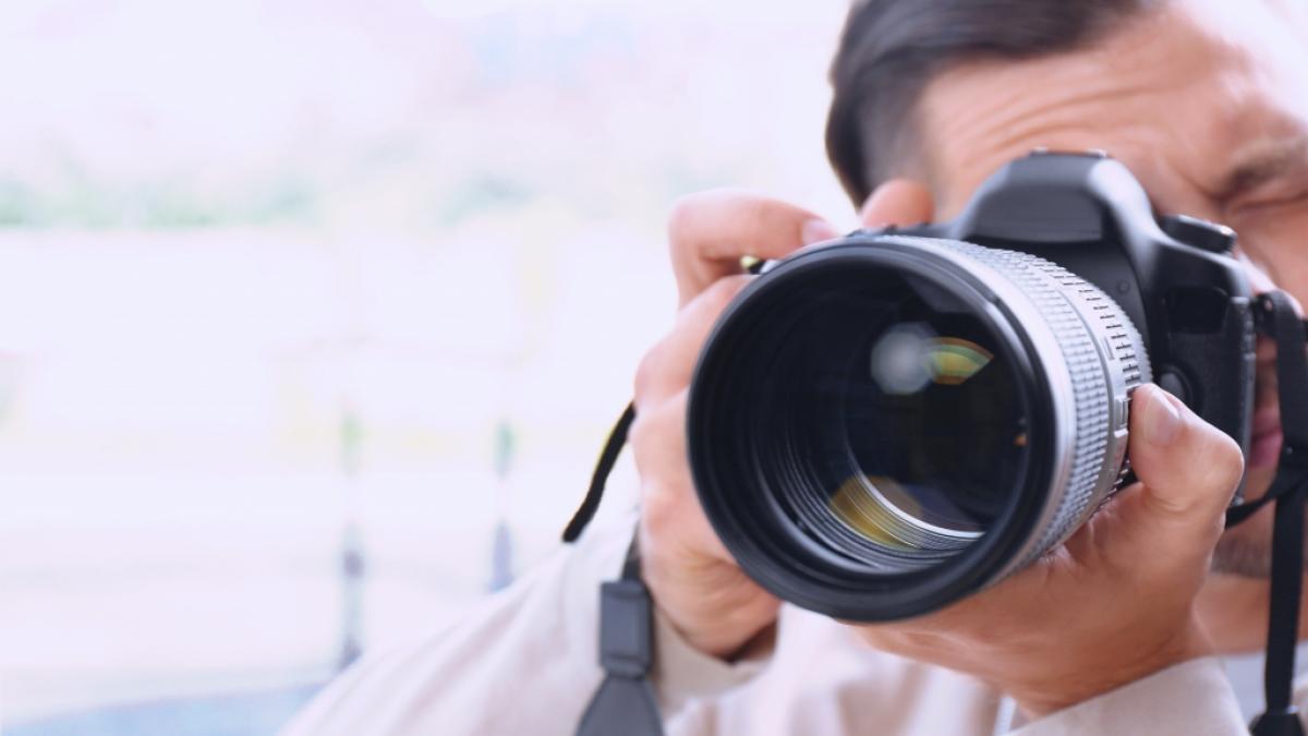 Trauer in der Promiwelt: Star-Fotograf Juri Reetz ist einem T&ouml;tungsdelikt zum Opfer gefallen und mit nur 61 Jahren gestorben (Symbolfoto). (Foto)