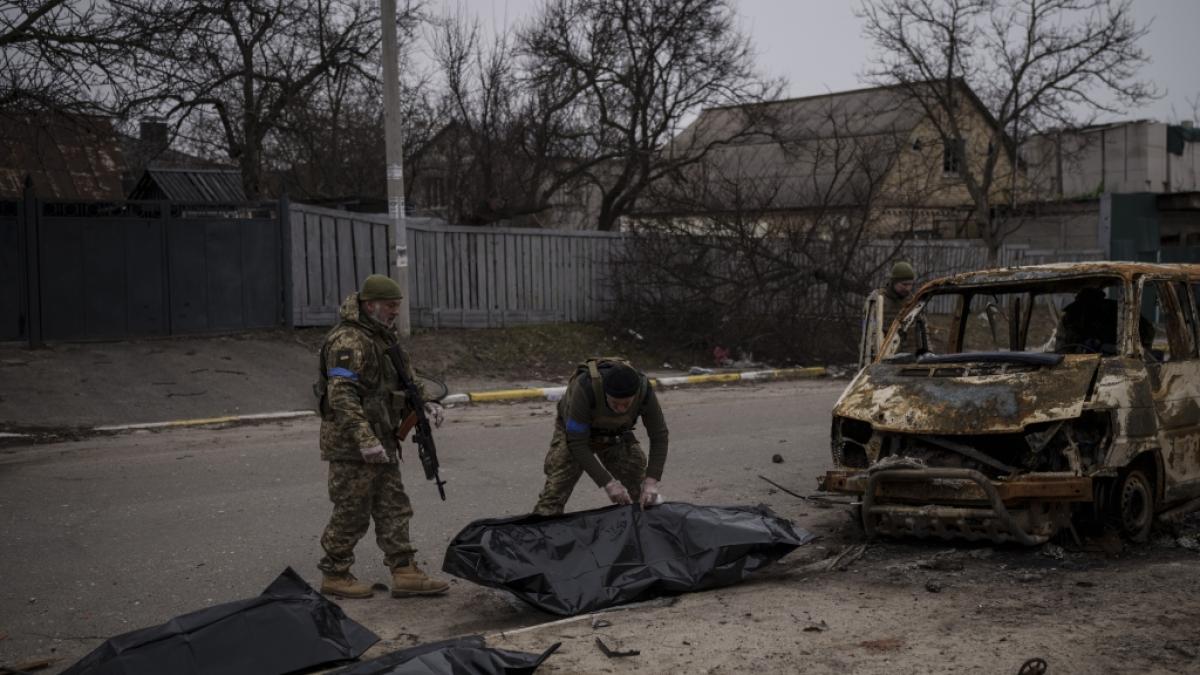 Zwei ukrainische Soldaten bergen die &Uuml;berreste von get&ouml;teten Zivilisten. (Foto)