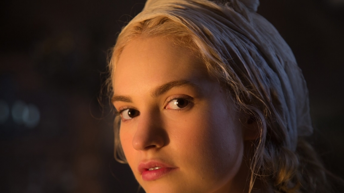 Lily James spielt in "Cinderella" die liebliche Ella, die erst durch ihre b&ouml;sen Stiefschwestern ihren bekannten Namen erhielt. (Foto)