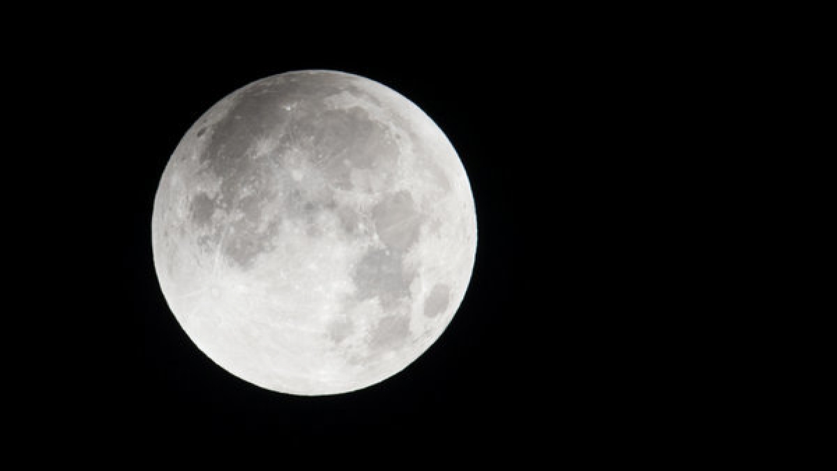 Am 11. Februar 2017 verdunkelt der Halbschatten der Erde den Vollmond. (Foto)
