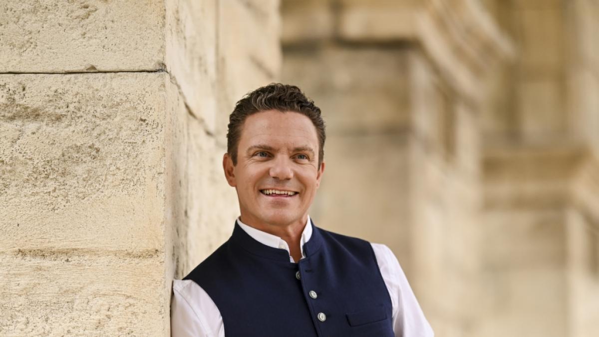 Stefan Mross nimmt Abschied von Hans R. Beierlein. (Foto)