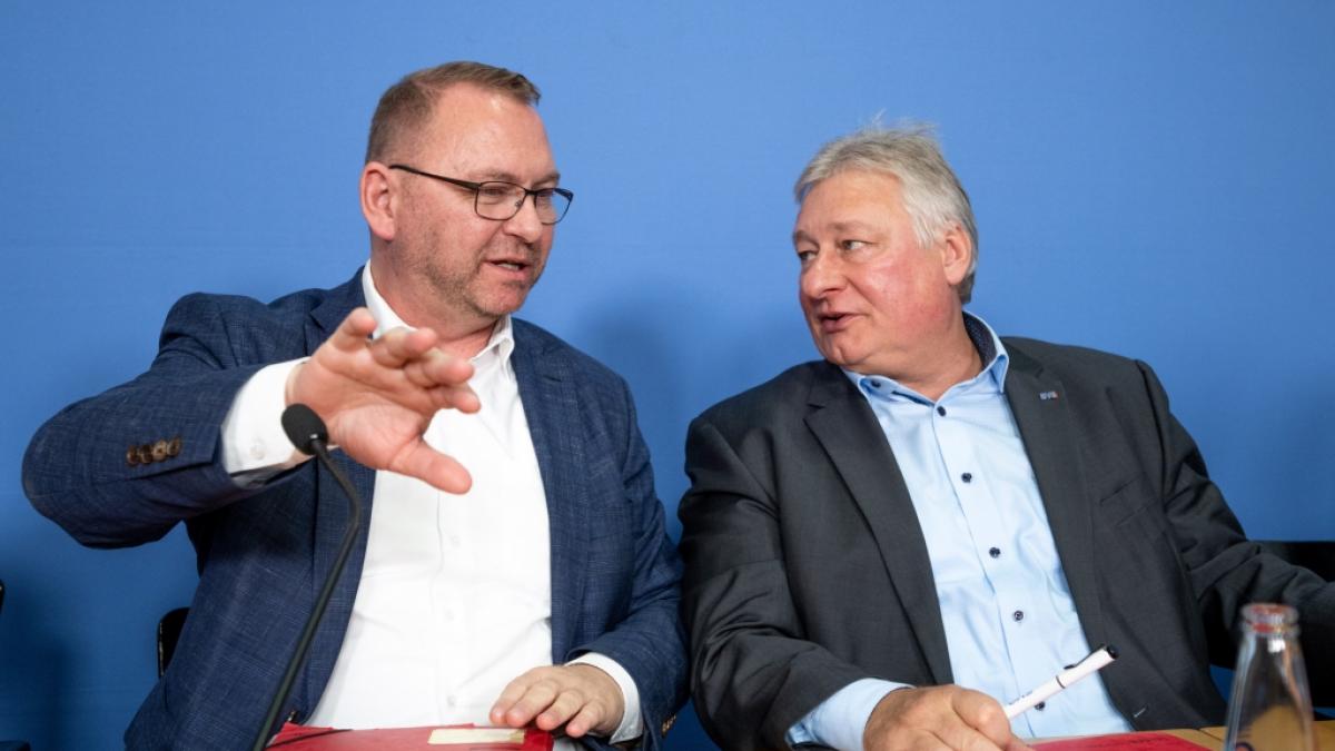 Frank Werneke (l), Vorsitzender der Gewerkschaft Verdi, und Martin Burkert, Vorsitzender der Gewerkschaft EVG. (Foto)