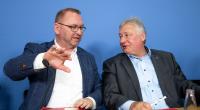 Frank Werneke (l), Vorsitzender der Gewerkschaft Verdi, und Martin Burkert, Vorsitzender der Gewerkschaft EVG.