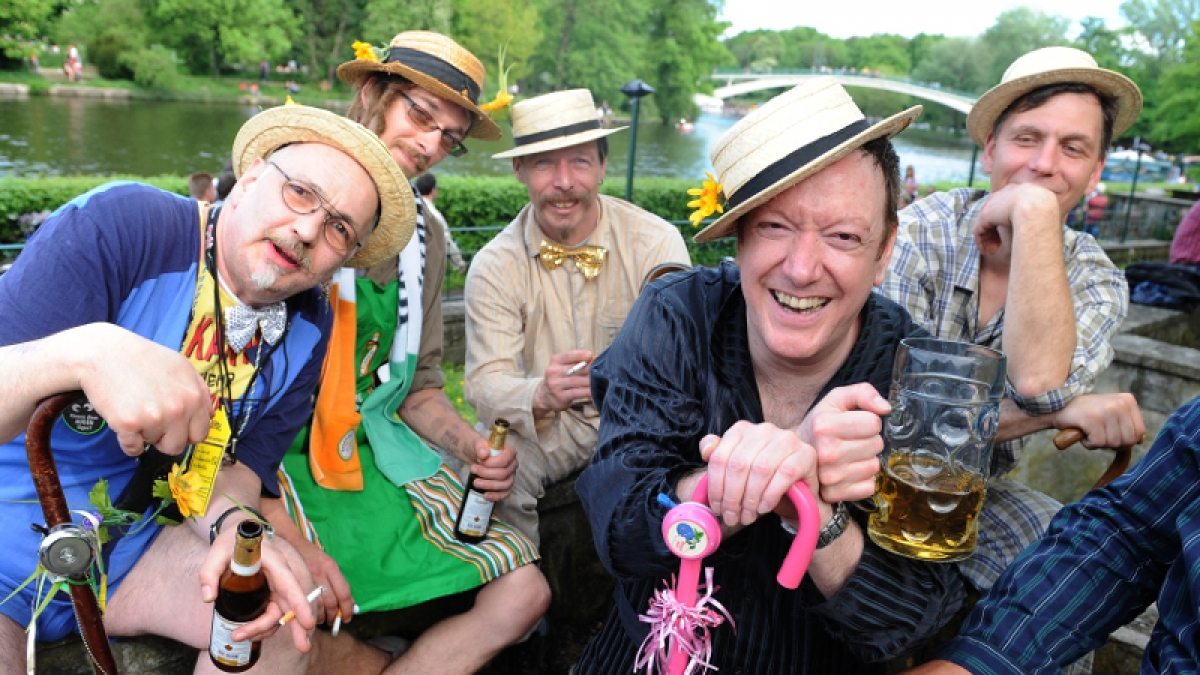 In fahrlässig kurzen Hosen, Schlafanzügen und mit pinken Gehstöcken bewaffnet, traten diese Herren ihren persönlichen Vatertagsumzug 2013 an. (Foto)