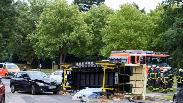 Einsatzkräfte der Feuerwehr sichern nach einem Unfall mit einer Pferdekutsche auf dem Friedhof Ohlsdorf den Unfallort.