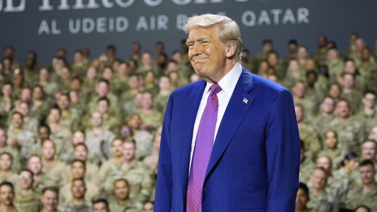 US-Pr&auml;sident Donald Trump l&auml;chelt auf der B&uuml;hne des Luftwaffenst&uuml;tzpunkts Al Udeid. (Foto)