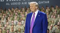 US-Präsident Donald Trump lächelt auf der Bühne des Luftwaffenstützpunkts Al Udeid.