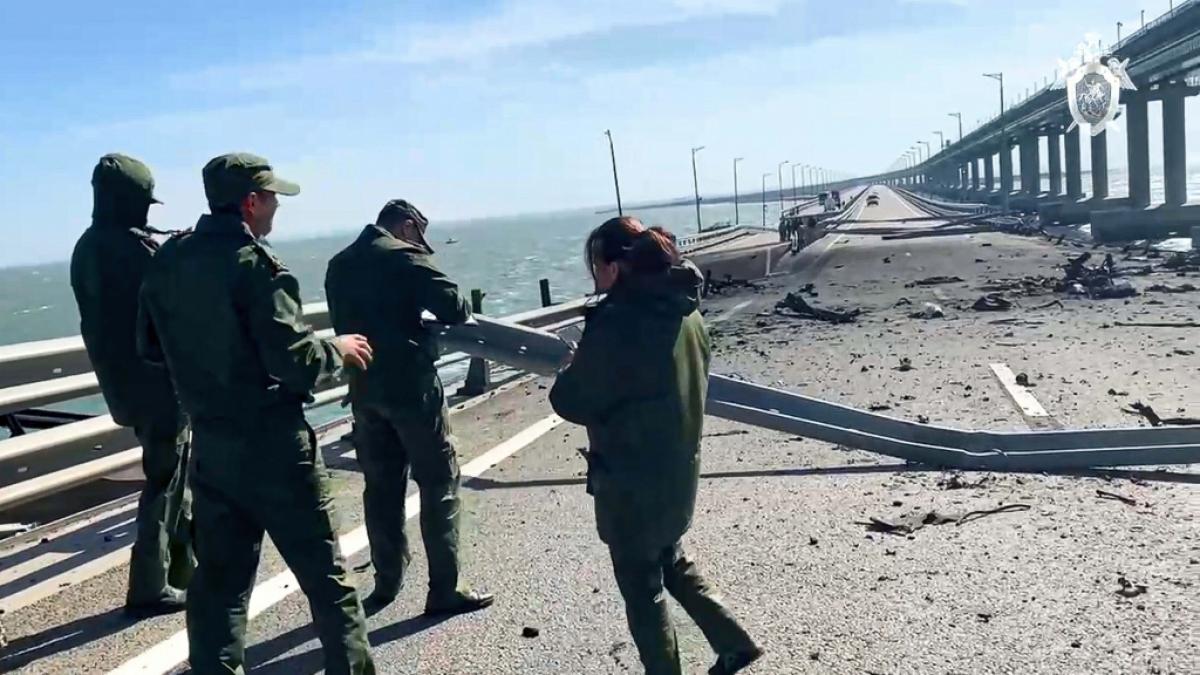 Ein russisches Ermittlungskomitee an einem besch&auml;digten Teil der Krim-Br&uuml;cke, die das russische Festland und die Halbinsel Krim verbindet. (Foto)