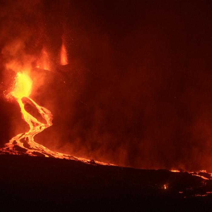 Insel jetzt Katastrophengebiet! Lava fließt ins Meer - giftige Gase