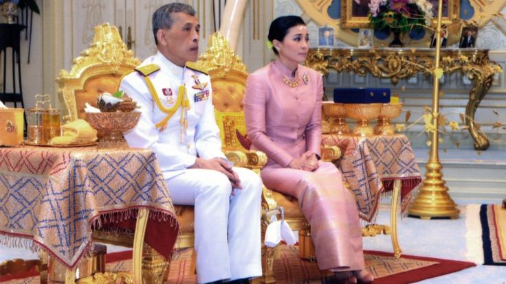 Mit Suthida hat der thailändische König Maha Vajiralongkorn seine neue Königin und Ehefrau präsentiert.