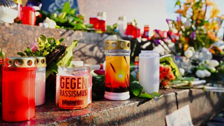 Nach dem Terroranschlag in Hanau haben Mitbürger Blumen und Trauerkerzen aufgestellt.
