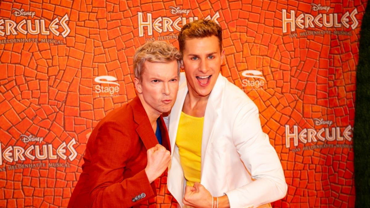Comedian Marcel Mann (l.), hier neben Schauspieler Lukas Sauer (r.), hat sich mit 37 Jahren das Leben genommen. (Foto)