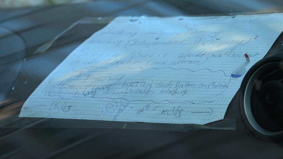 Ein Zettel mit handschriftlichen Notizen klebt auf dem Armaturenbrett des Autos, mit dem der mutma&szlig;liche T&auml;ter in eine Menschenmenge raste. (Foto)