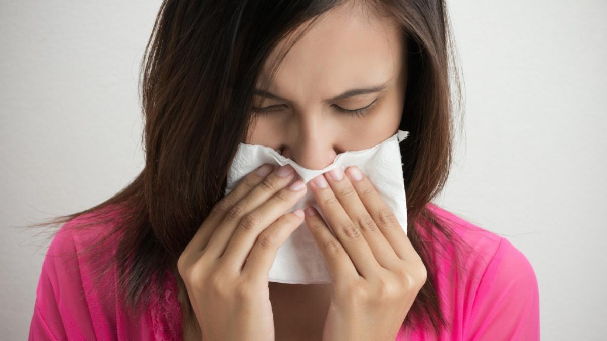 Das mutierte Grippevirus H3N2 sorgt derzeit nicht nur f&uuml;r vermehrte Krankenhauseinweisungen, sondern sticht auch mit einem unappetitlichen Symptom ins Auge: Erkrankte erbrechen h&auml;ufig gelbe Galle. (Foto)