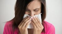 Das mutierte Grippevirus H3N2 sorgt derzeit nicht nur für vermehrte Krankenhauseinweisungen, sondern sticht auch mit einem unappetitlichen Symptom ins Auge: Erkrankte erbrechen häufig gelbe Galle.