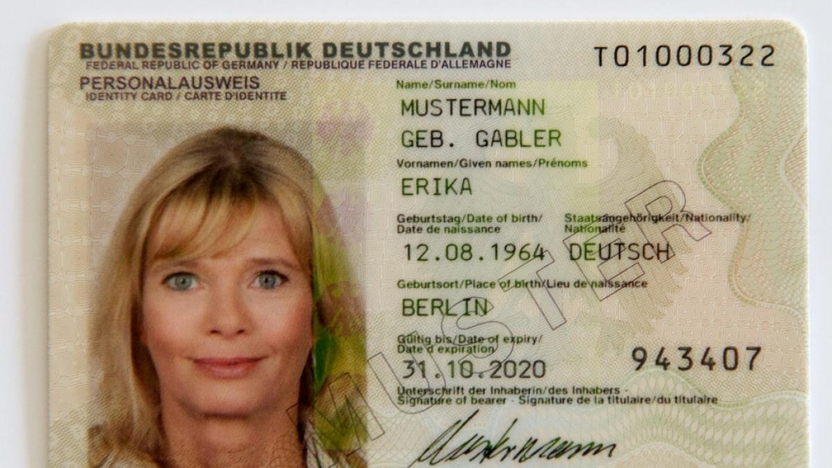 Neue Passfotoregeln ab 1. Mai: B&uuml;rger d&uuml;rfen nur noch digitale Bilder f&uuml;r Ausweise und P&auml;sse verwenden. (Foto)