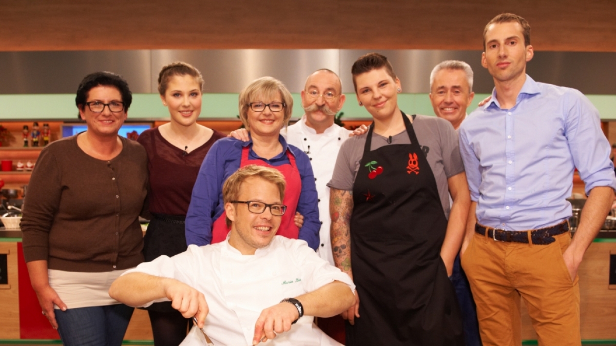 Die Kandidaten bei Die K&uuml;chenschlacht 2014 im ZDF: Anna Stocsits, Sarah Bokop, Mario Kotaska, Angela R&uuml;ping, Pate Horst Lichter, Kathrin Weisenstein, Curt Regner, Juror Stephan Knoche. (Foto)