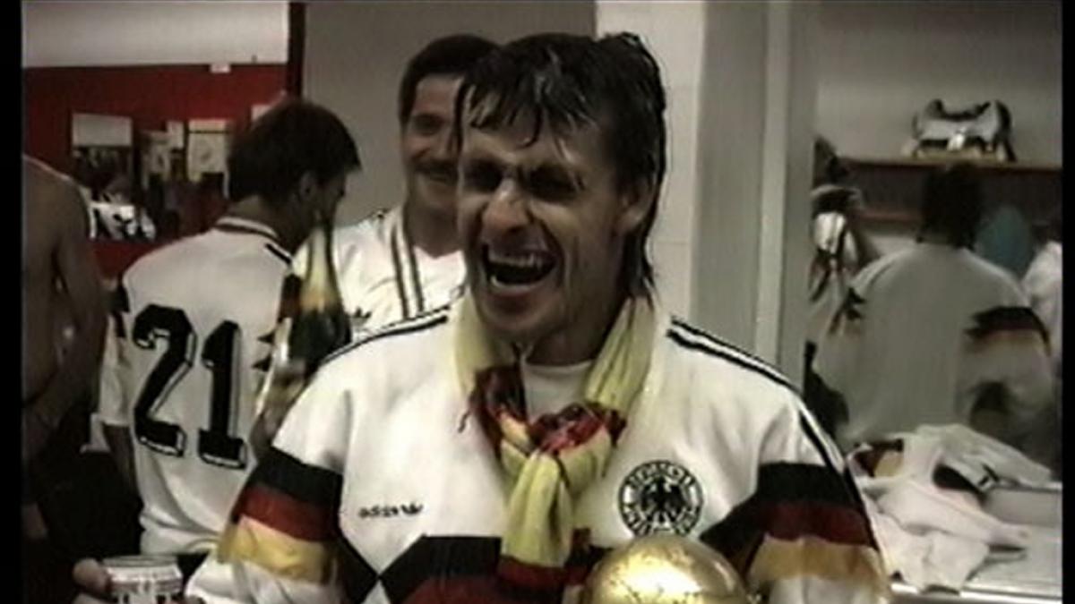 Nationalspieler Pierre Littbarski jubelt am 08.07.1990 nach dem WM-Sieg. (Foto)