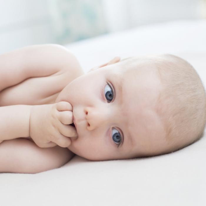 Verspeiste eigene Hand! Baby überlebt tagelang auf toter Mutter