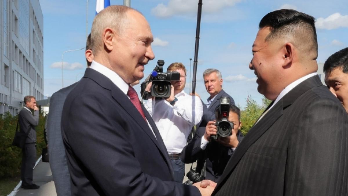 Kim Jong-un (links) hat Wladimir Putin offenbar nur geringf&uuml;gige Granaten geliefert. (Foto)